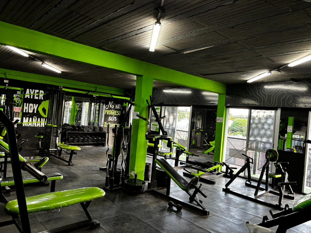 Sala principal de musculación con equipos de última generación